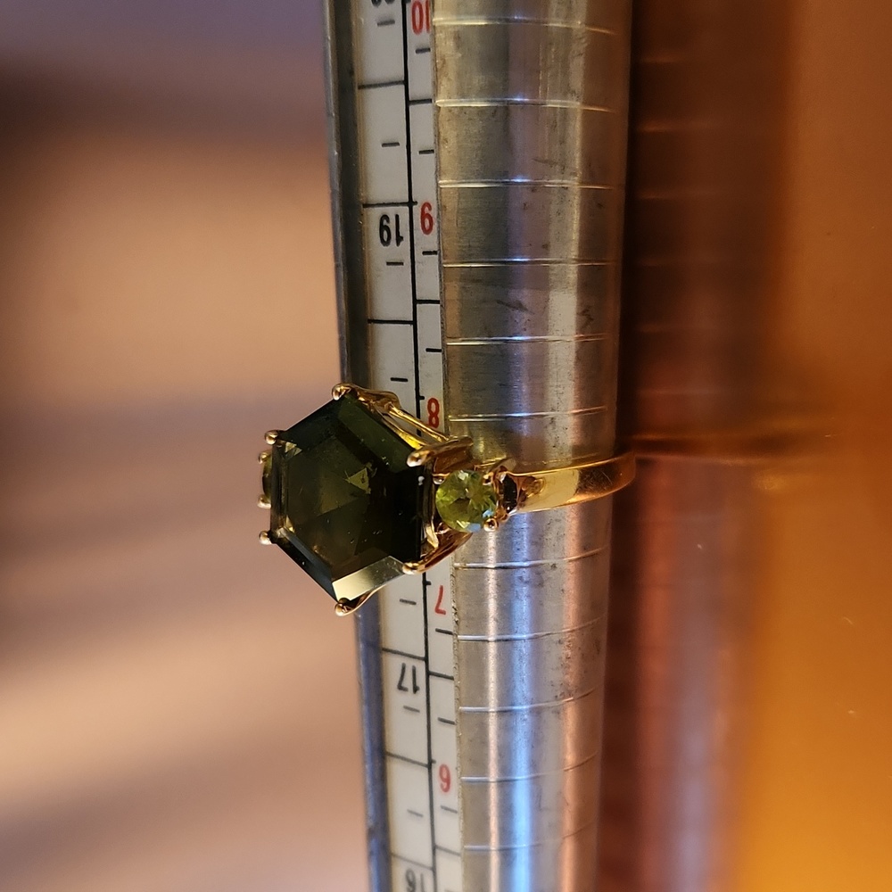 Tourmaline set in yellow gold ring size 7 1/2
